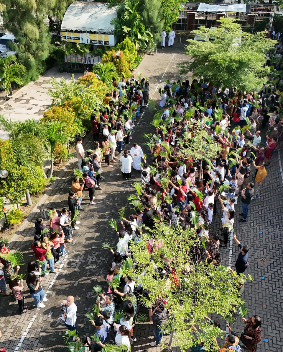 Perayaan Minggu Palma di Gereja Katolik Sakramen Mahakudus Surabaya